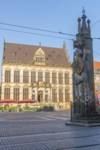Historic market square with Schütting House, the Chamber of Industry and Commerce, Roland statue