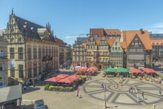 Historic market square with the Schütting House, the Chamber of Industry and Commerce (left), and