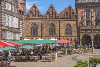 Nave of the church Unser Lieben Frauen Kirche between Haus Becks am Markt with bay windows and town