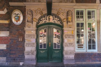 Consulate of the Republic of Ecuador, Am Markt 1, national coat of arms, entrance with gilded