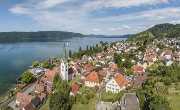 Luftbild von der Ortschaft Sipplingen am Bodensee bei sommerlicher Vegetation, gegenüber der