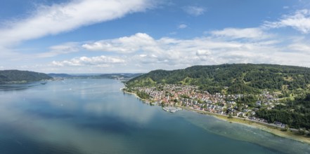 Luftbild, Panorama von der Ortschaft Sipplingen am Bodensee bei sommerlicher Vegetation, gegenüber