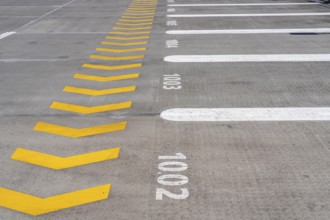 Markings on a car park deck, Direction of travel marking, Numbered parking spaces, Graphic