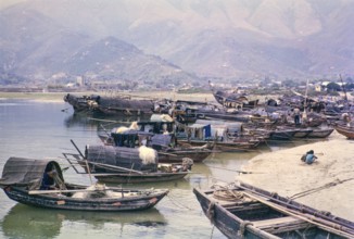 People living on sampans and junks, Tai Po Hoi, New Territories, Hong Kong, Asia, 1964