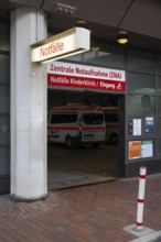 Wegweiser zur zentralen Notaufnahme, Notaufnahmestelle, Notfallmedizin im Außenbereich vom