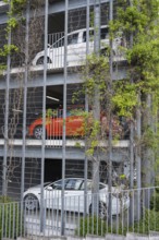 PKW stehen über mehreren Etagen in einem modernen Parkhaus, Universitätsklinikum Tübingen,