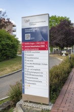 Wegweiser, Pylone, Stele zu verschiedene Notaufnahmestellen, Notfallmedizin und Fachkliniken, Crona