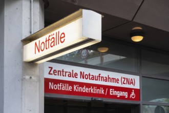 Wegweiser zur zentralen Notaufnahme, Notaufnahmestelle, Notfallmedizin im Außenbereich vom