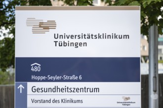 Wegweiser für Fußgänger im Außenbereich vom Universitätsklinikum Tübingen auf dem Schnarrenberg,