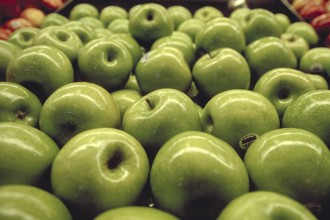 Granny Smith, apples in a supermarket, New Jersey, USA