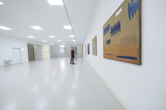 Wide-angle view of a gallery exhibition with a minimalistic atmosphere, Schauwerk, Sindelfingen,