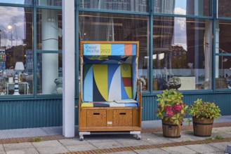 Welcome Center, glass façade, shop window, beach chair, flower pot, sunny, diffuse light,