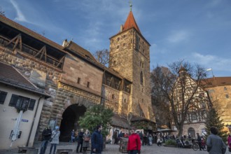 Medieval Tiergärtnertorturm, on the right the historic Pilatushaus, Tiergärtnertor, Nuremberg,