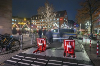 Securing the evening children's Christmas market through poizei and barriers, Hans-Sachs-Platz,