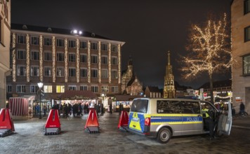 Securing the evening Christmas market through poizei and barriers, Hauptmarkt, Nuremberg Middle