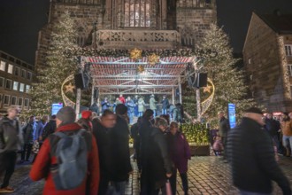 Event stage in front of the Church of Our Lady on the Nuremberg Christmas Market, Hauptmarkt,