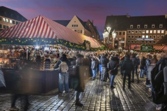 Stalls selling Christmas decorations at the Christmas market in evening lighting, Hauptmarkt,