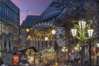 Christmas stands and lighting on the way to children's Christmas in the evening, Hans-Sachs-Platz,