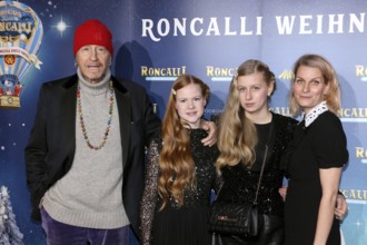 Actor Reiner Schöne with his woman Anja and children Charlotte-Sophie and Olivia, Premiere Roncalli