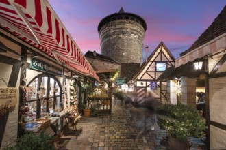 Evening atmosphere in the Handwerkerhof during Advent, the Königstorturm in the back, built around