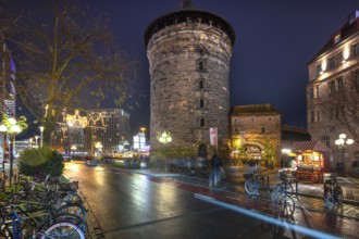 Advent lighting at Königstor, Königstorturm on the right and entrance to the Handwerkerhof,