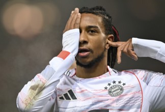 Goal celebration gesture Michael Olise FC Bayern Munich FCB (17) after surviving eye surgery, eye