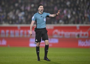 Referee Florian Badstübner Gestik Gesture Voith-Arena, Heidenheim, Baden-Württemberg, Germany