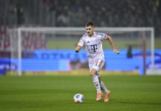 Josip Stanisic FC Bayern Munich FCB (44) Action on the ball Voith-Arena, Heidenheim,