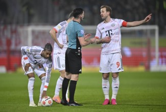 Referee Referee Florian Badstübner in discussion with Harry Kane FC Bayern Munich FCB (09) Gesture