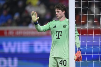 Goalkeeper Jonas Urbig FC Bayern Munich FCB (40) Gesture Gestures to defence at free kick,