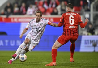 Harry Kane FC Bayern Munich FCB (09) One-on-one action on the ball against Patrick Mainka 1. FC
