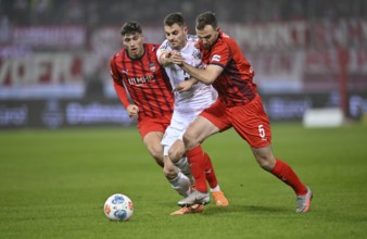 One-on-one, action Josip Stanisic FC Bayern Munich FCB (44) (centre) against Benedikt Gimber 1. FC