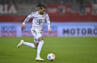 Michael Olise FC Bayern Munich FCB (17) Action on the ball Voith-Arena, Heidenheim,