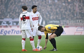 Free kick, referee Daniel Siebert marks position of ball with free kick spray, foam, Angelo Stiller