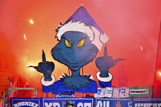 Miesepeter The Grinch shows stinkefinger, middle finger, Bengalos, pyrotechnics, pyro, fireworks,