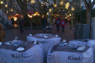 Safety measures for the Christmas market on Holstenplatz in Kiel, city center, Christian festival,