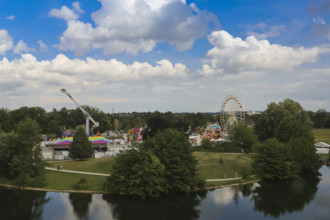 Fairground in Ulm Friedrichsau, folk festival, hustle and bustle, ferris wheel, amusement park,