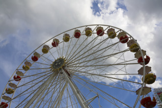 Fairground in Ulm Friedrichsau, folk festival, hustle and bustle, ferris wheel, amusement park,