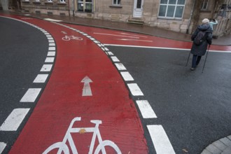 Red marked bicycle path in the city center, Fürth, Middle Franconia, Bavaria, Germany