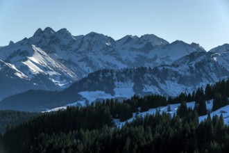 View from the high-altitude hiking trail from Bolsterlanger Horn to Riedberger Horn, snow-covered