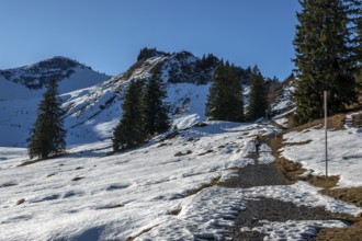 High-altitude hiking trail from Bolsterlanger Horn to Riedberger Horn, snow-covered, rear left