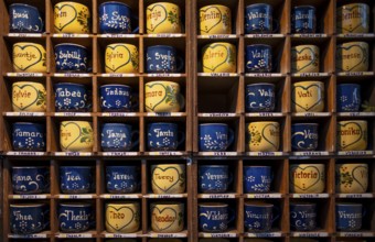 Name trays, cups with names, first names, shelf, sales stand, baroque Christmas market,