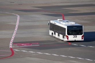 Bus for transporting passengers to outdoor positions, Cobus 3000, Düsseldorf Airport, DUS