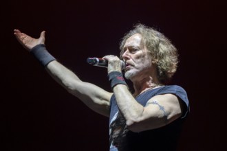 Carl Sentance, singer, NAZARETH, hard rock band, UK, Bending The Rules 2025 tour, live, 17.12.2025,