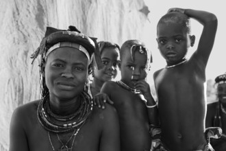 Black and white, woman with children, Hakaona tribe, also Havakona or Hakawona, near Opuwo, Kunene,