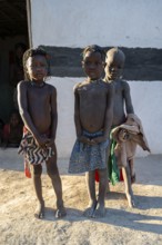 Three children, Hakaona tribe also Havakona or Hakawona, near Opuwo, Kunene, Namibia