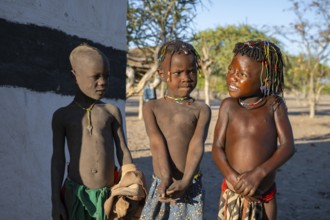 Three children, Hakaona tribe also Havakona or Hakawona, near Opuwo, Kunene, Namibia