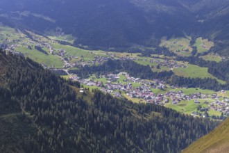 Panorama from the Fellhorn mountain trail, 2037 m, to Söllereck, 1706 m, to Mittelberg in