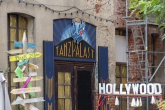 Entrance with the inscription Tanzpalast, next to it the lettering Hollywood, Altenburg, Thuringia,