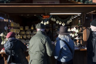 Customers in front of a stand at the Berlin Christmas market on Alexanderplatz, Berlin, 15.12.2025